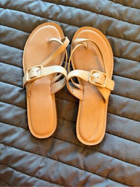 Splendid Tan Leather Buckle Toe-Loop Sandals